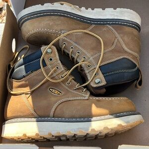 KEEN Men's Tan and Black Leather Boots